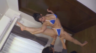 軟体　巨乳　お姉さん　開脚